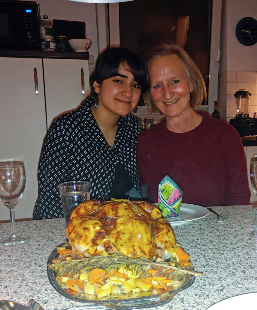 Zwei Frauen mit der selbstgemachten veganen Weihnachtsgans von Daily Vegan