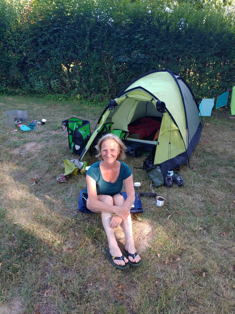 Veronika vor ihrem Zelt auf einer Wiese