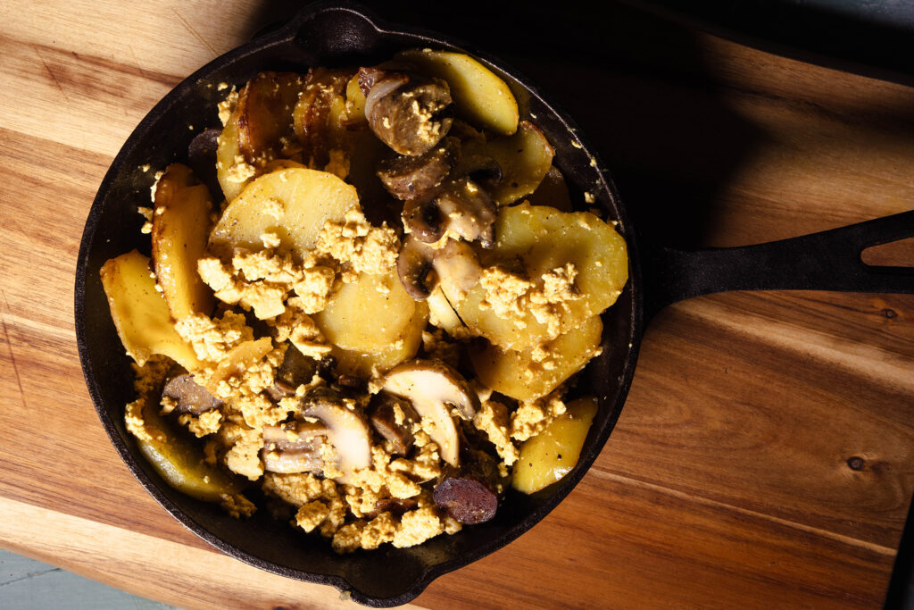 Veganes Bauernfrühstück brät in einer Pfanne.
