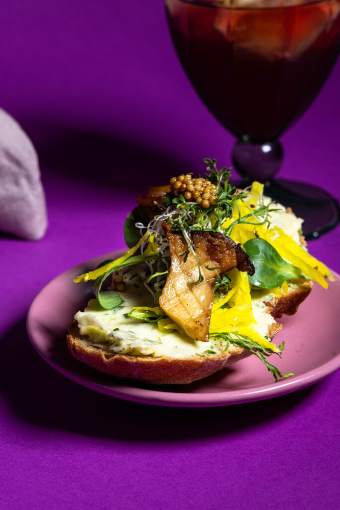 Blattsenfbutter auf einem reichlich belegten Brot