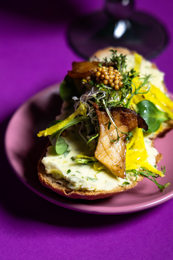 Blattsenfbutter - vegan - auf einem reichlich belegten Brot