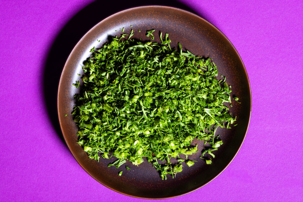 Fein gehackter Blattsenf auf einem Teller.