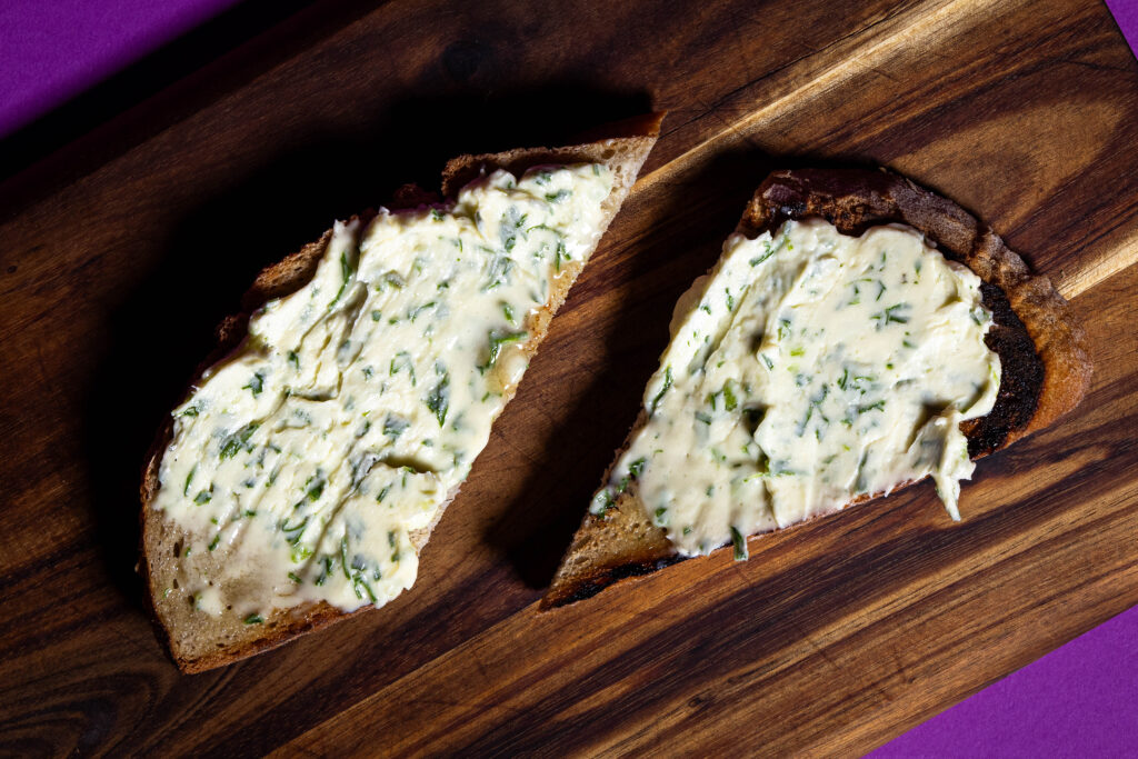 Blattsenfbutter auf geröstetem Graubrot.