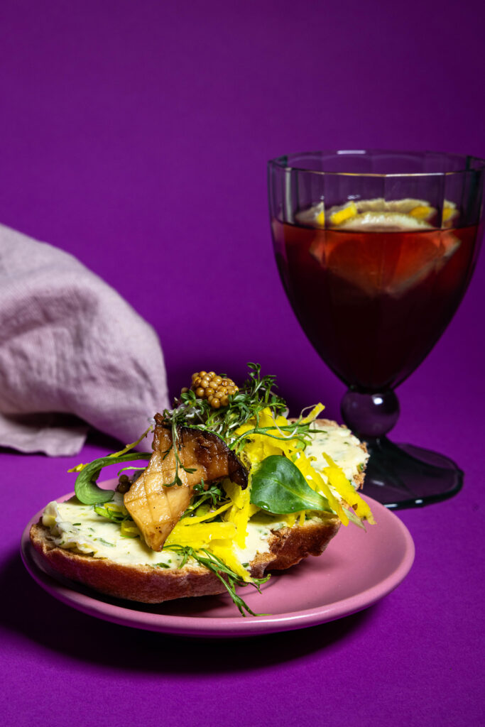 Blattsenfbutter auf einem rechlich belegten Brot
