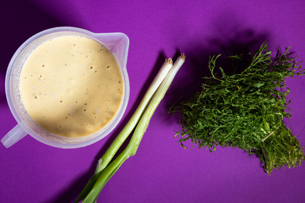 Alle Zutaten für vegane Blattsenf-Omelettes. Links im Messbecher: meine Omelettemasse aus meinem Grundrezept für veganes Omelette.