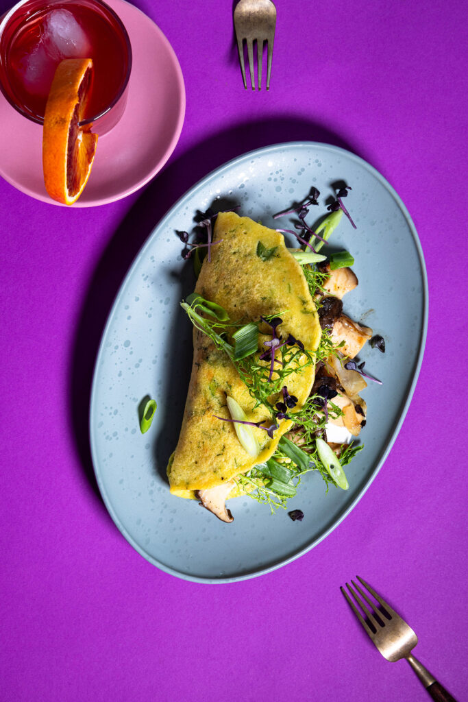 Veganes Omelette auf Mungobohnenbasis mit Blattsenf und Kräuterseitlingen