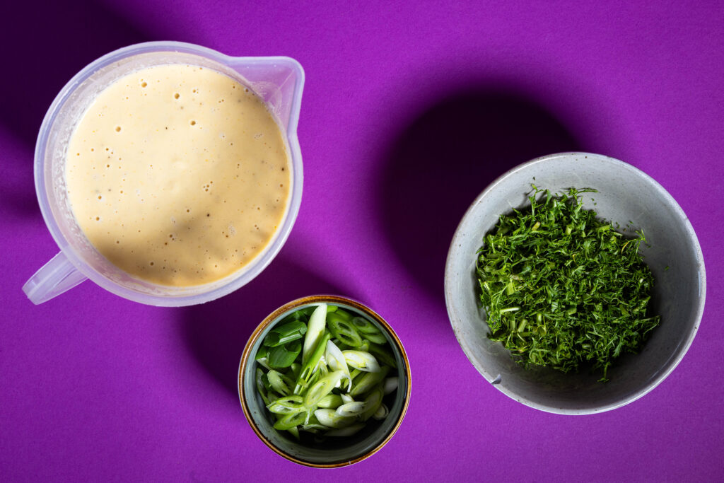 Alle Zutaten für vegane Blattsenf-Omelettes. Links im Messbecher: meine Omelettemasse aus meinem Grundrezept für veganes Omelette.