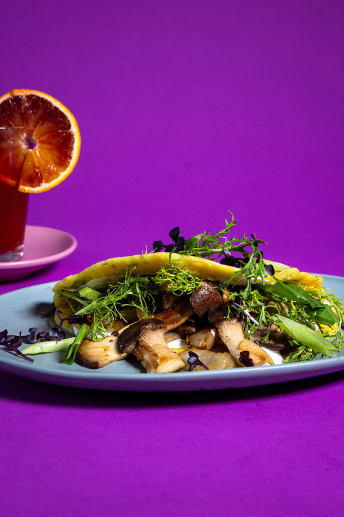 Blattsenf-Omelette - gefüllt mit frischem Blattsenf und gebratenen Kräuterseitlingen