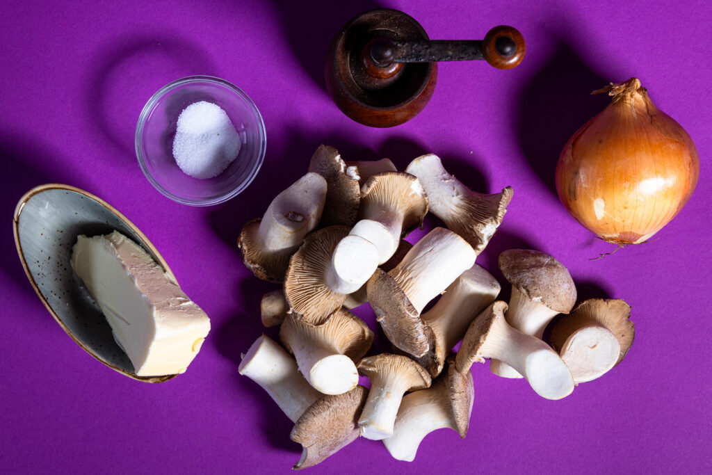 Alle Zutaten für die Kräuterseitlingsfüllung.