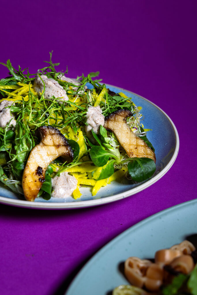 Blattsenfsalat mit Hasel-Weißwein-Dressing und Miso-Seitlingen