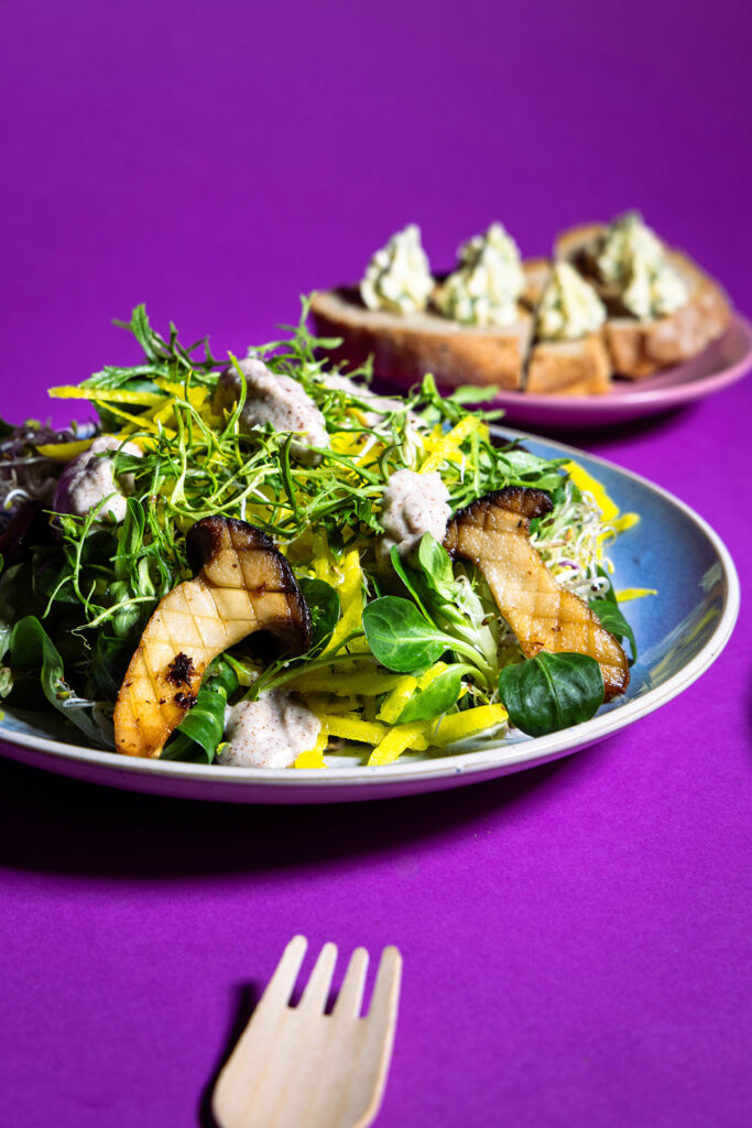 Blattsenfsalat mit Hasel-Weißwein-Dressing und Miso-Seitlingen