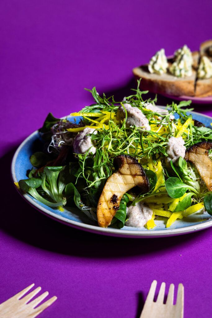 Blattsenfsalat mit Hasel-Weißwein-Dressing und Miso-Seitlingen