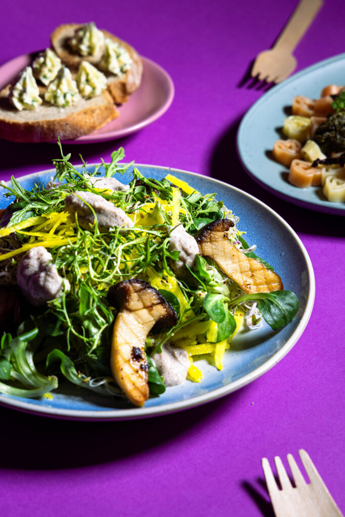 Blattsenfsalat mit Hasel-Weißwein-Dressing und Miso-Seitlingen