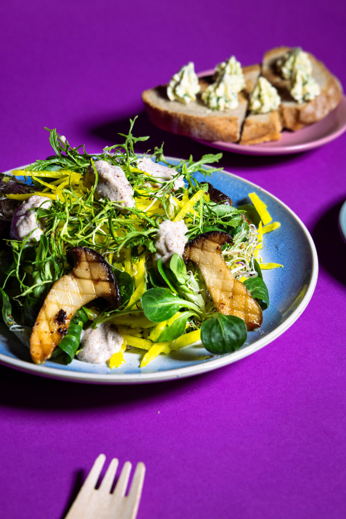 Blattsenfsalat mit Hasel-Weißwein-Dressing und Miso-Seitlingen
