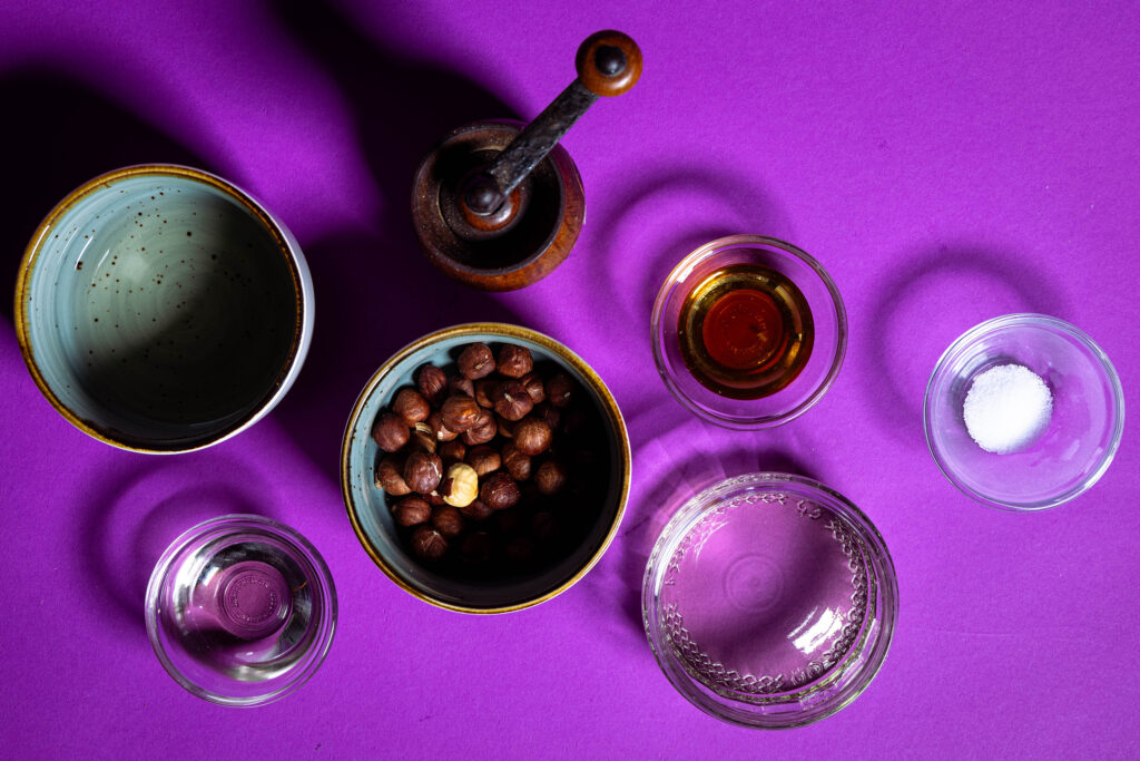 Alle Zutaten für das Haselnuss-Weißwein-Dressing.