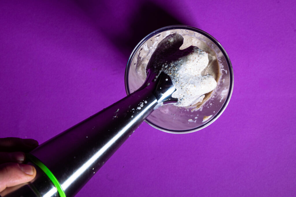 Haselnuss-Weißwein-Dressing wird püriert.