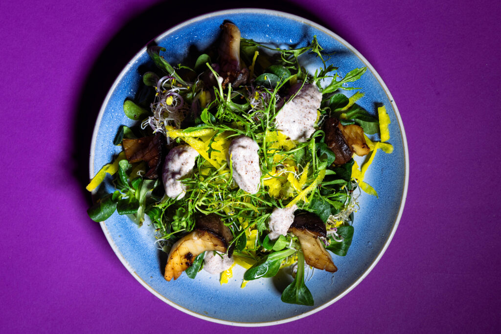 Blattsenfsalat mit Hasel-Weißwein-Dressing und Miso-Seitlingen