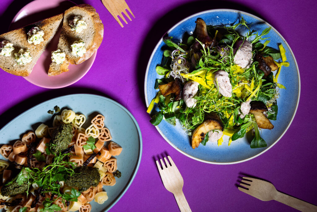 Blattsenfsalat mit Hasel-Weißwein-Dressing und Miso-Seitlingen als Beilage zu Pasta mit Petersilien-Walnuss-Tomaten-Pesto.