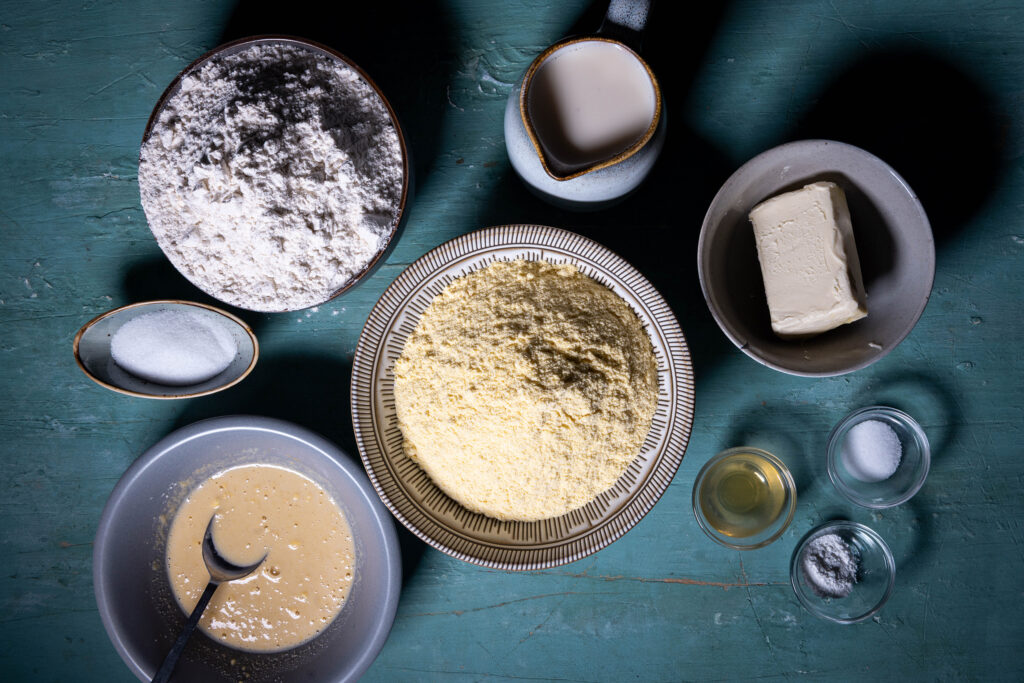 Alle Zutaten für das Maisbrot und die vegane Buttermilch.