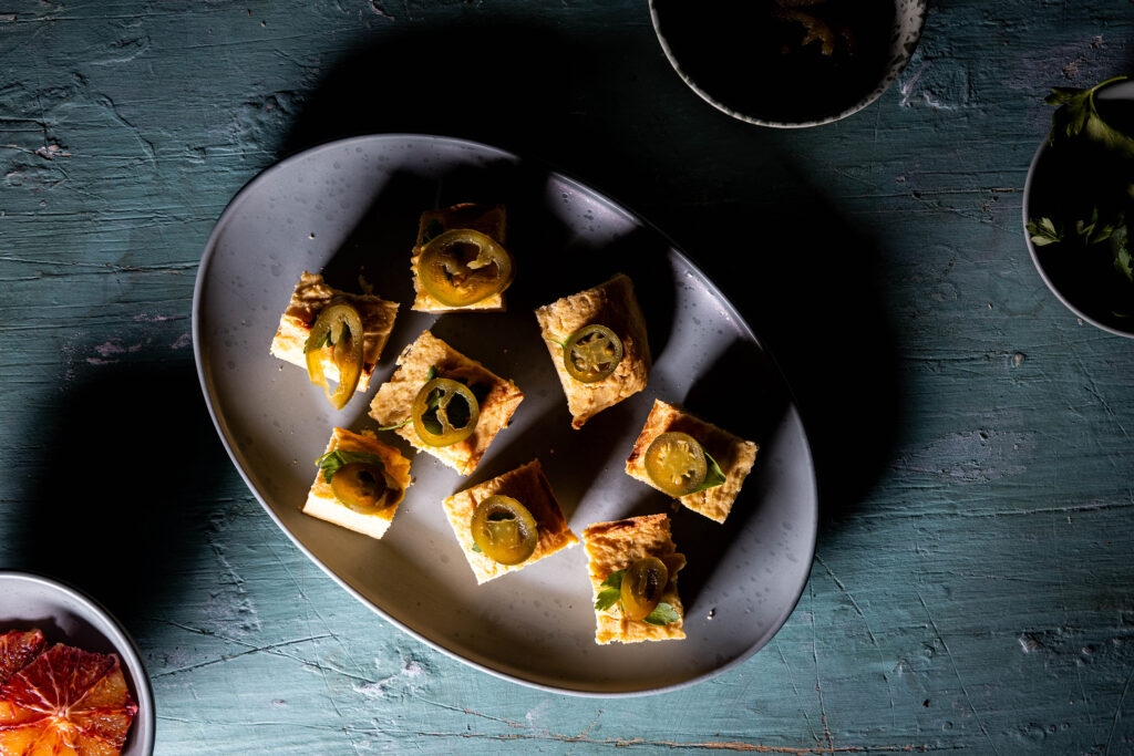 Cornbread in Würfel geschnitten, mit Jalapenos