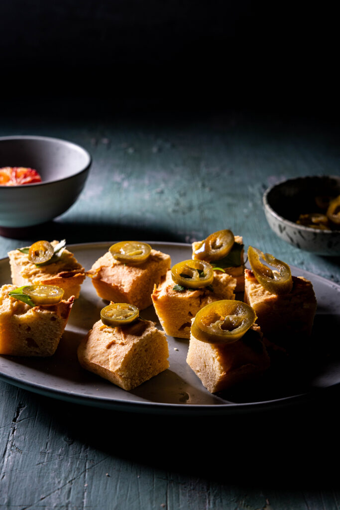 Cornbread schmeckt auch pur sehr gut. Hier mit eingelegten Jalapeñoscheiben.