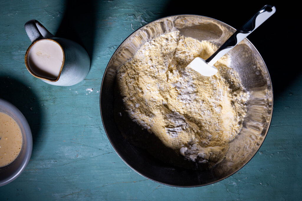 Ein Maisbrotteig wird zubereitet. Trockene Zutaten in einer Schüssel.