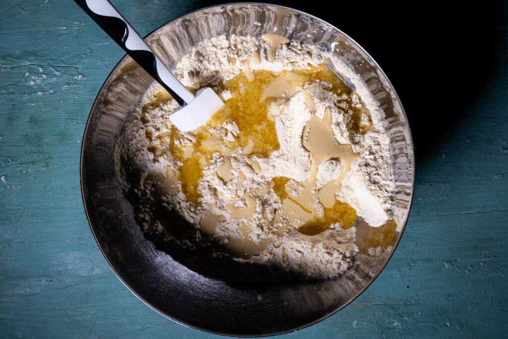 Ein Maisbrotteig wird in einer Schüssel zubereitet.