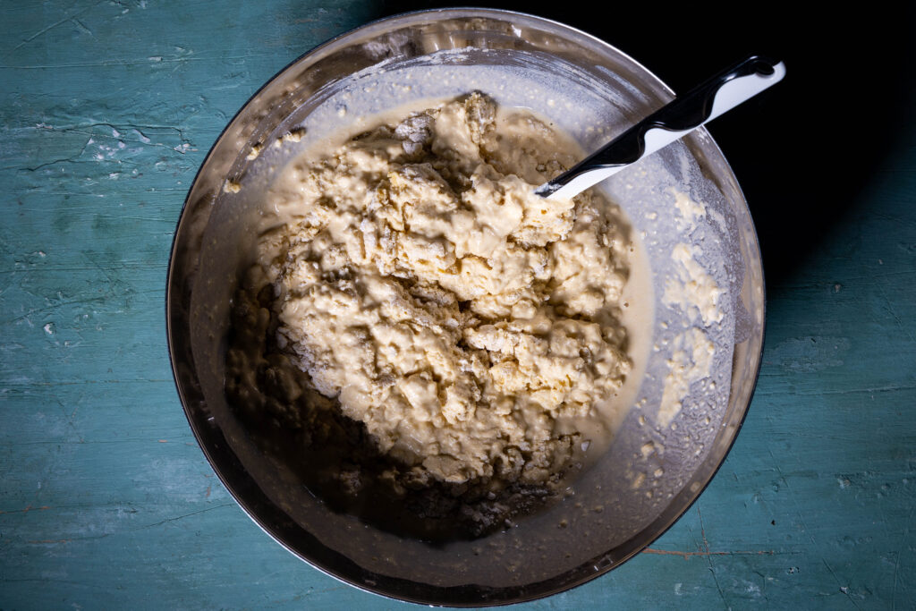 Ein Maisbrotteig wird in einer Schüssel zubereitet.