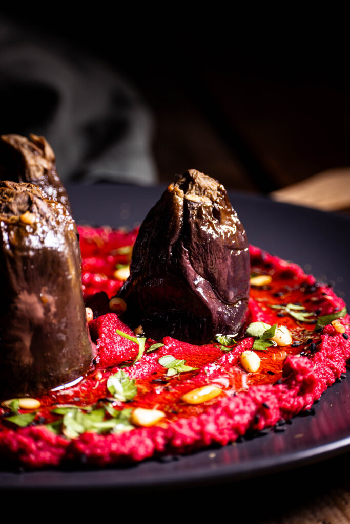 Dolma - gefüllte Auberginen auf Rote Beete Hummus