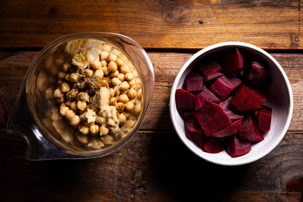 Verschiedene Zutaten in einem Messbecher. Gewürfelte Rote Beete in einer Schale.