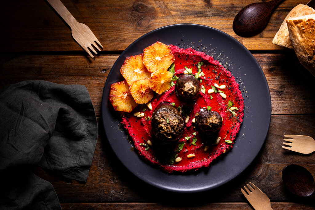 Dolma - gefüllte Auberginen auf Rote Beete Hummus