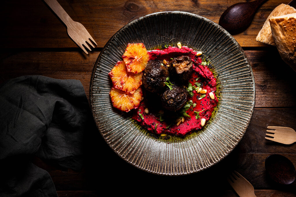 Dolma - gefüllte Auberginen auf Rote Beete Hummus