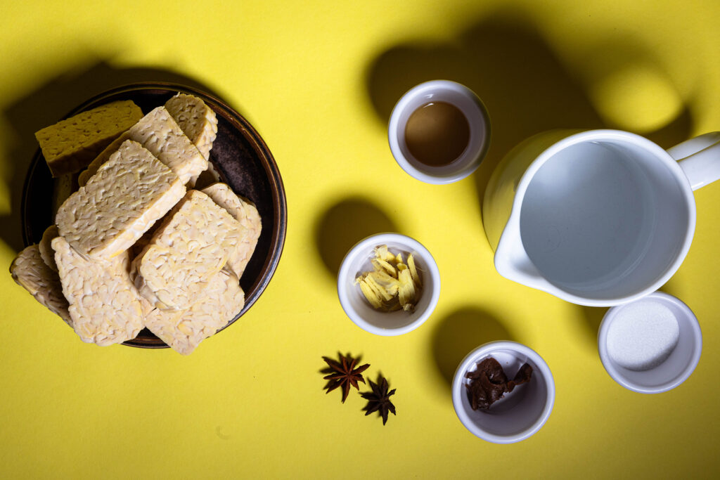 Alle Zutaten um den Tempeh zu marinieren.