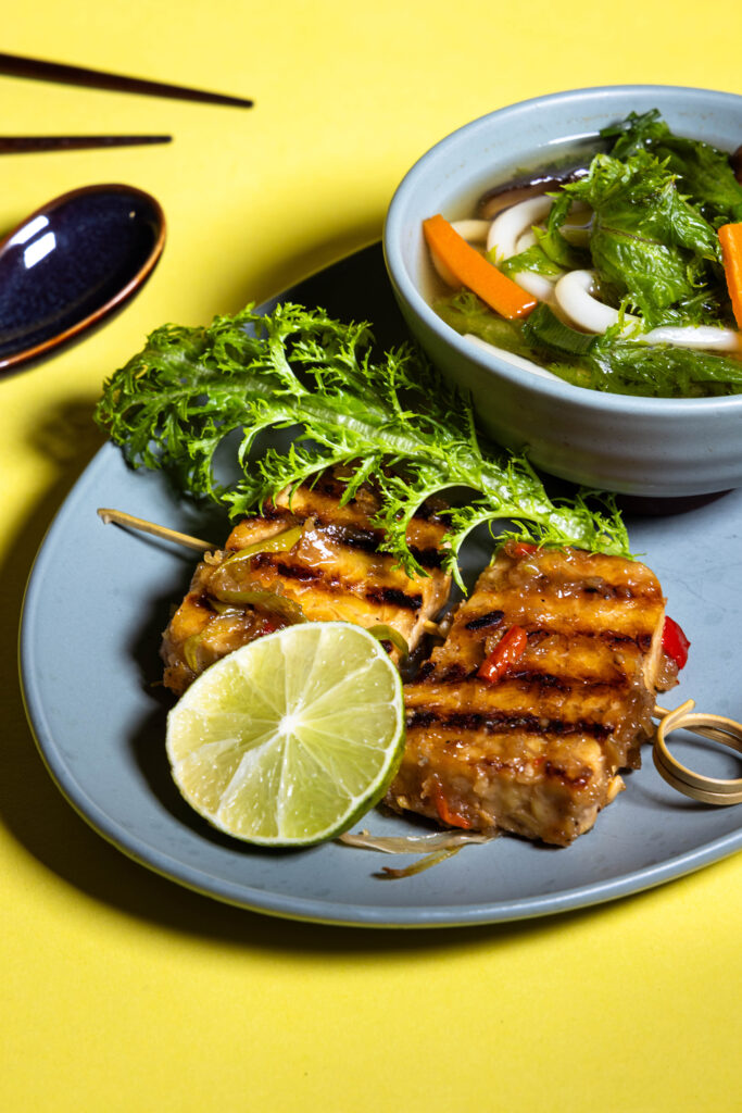 Doppelt gegrillter Tempeh - gebraten in Chilisauce