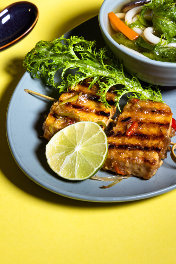 Doppelt gegrillter Tempeh in Chilisauce als Beilagenspieß zu Misosuppe