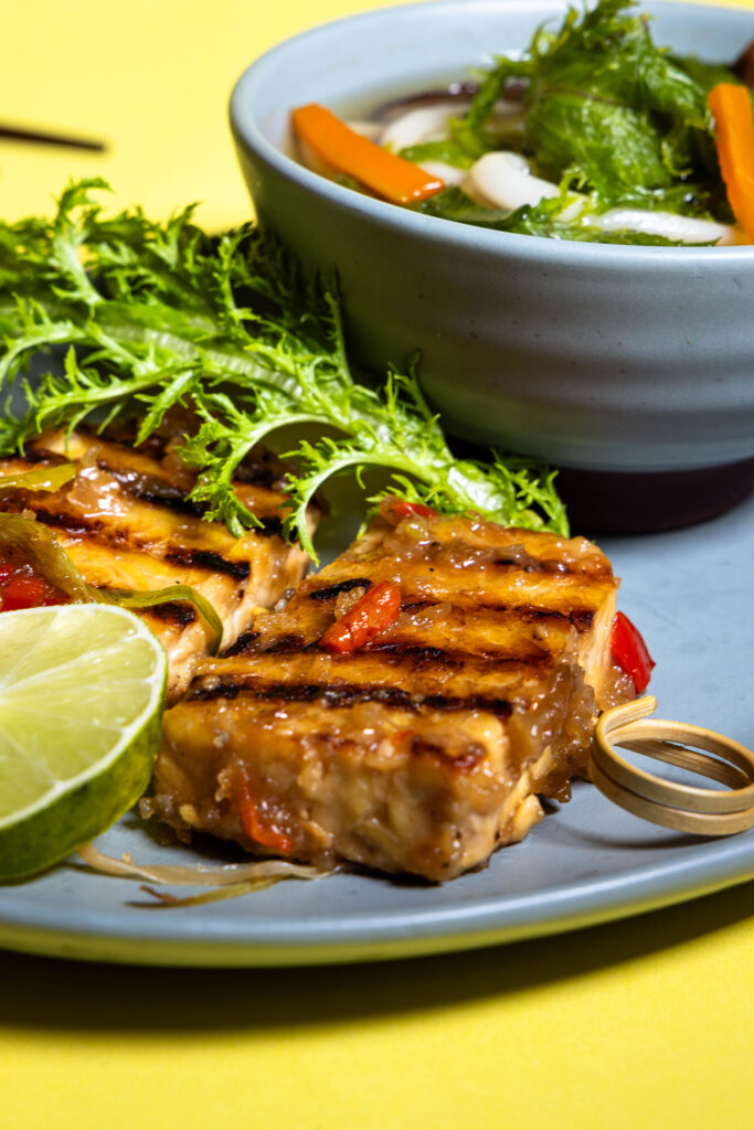 Doppelt gegrillter Tempeh - gebraten in Chilisauce