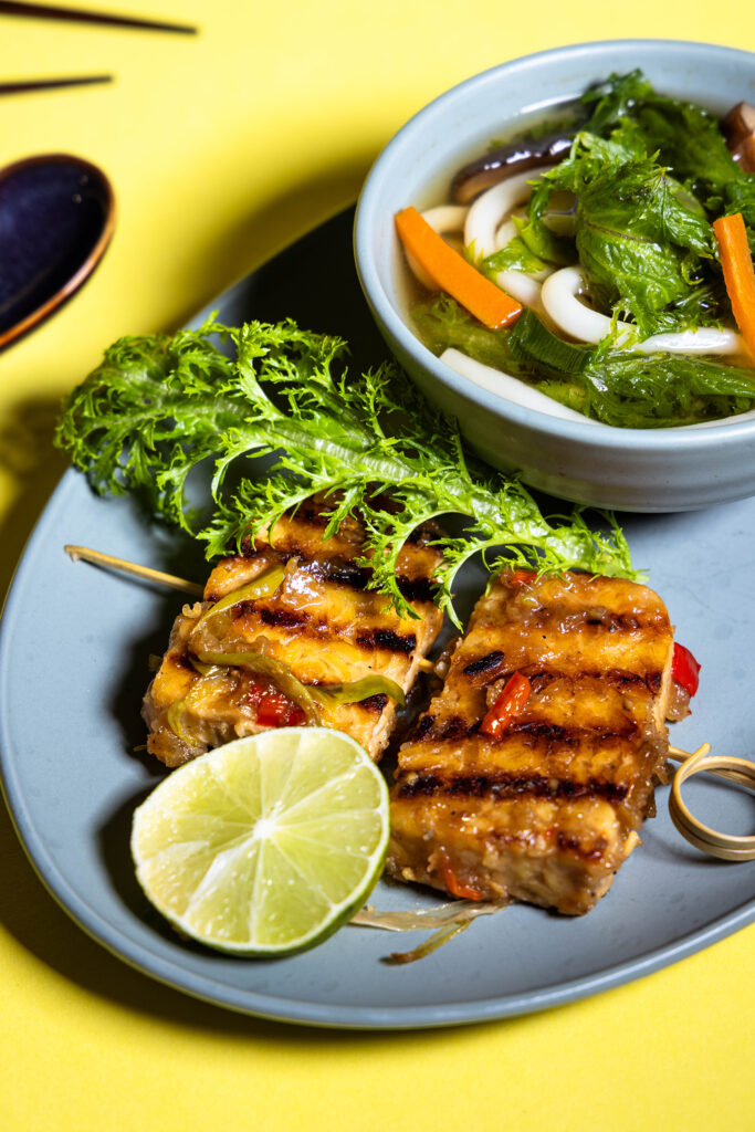 Doppelt gegrillter Tempeh, hier als Beilagenspieß zu Miso-Suppe mit Wasabiblättern