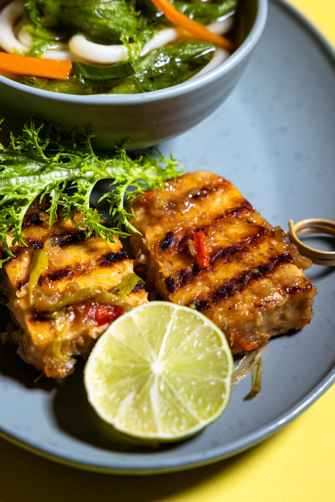Tempeh - doppelt gegrillt, dann in Chilisauce gebraten, hier als Beilagenspieß
