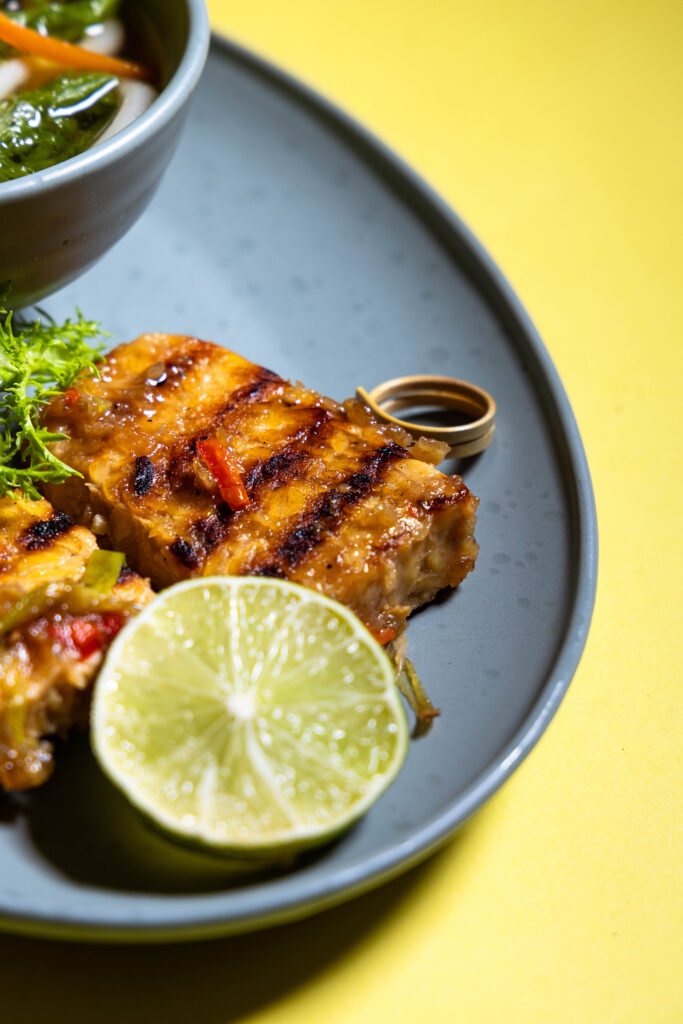 Doppelt gegrillter Tempeh - gebraten in Chilisauce