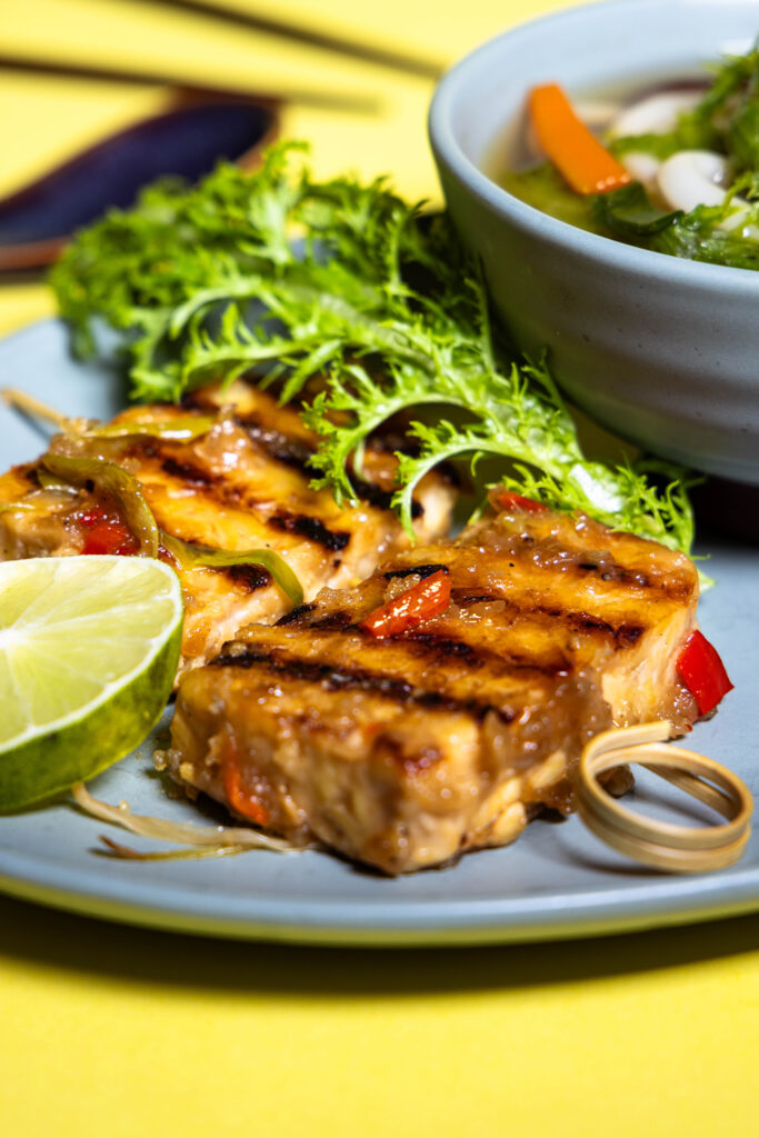 Doppelt gegrillter Tempeh - gebraten in Chilisauce