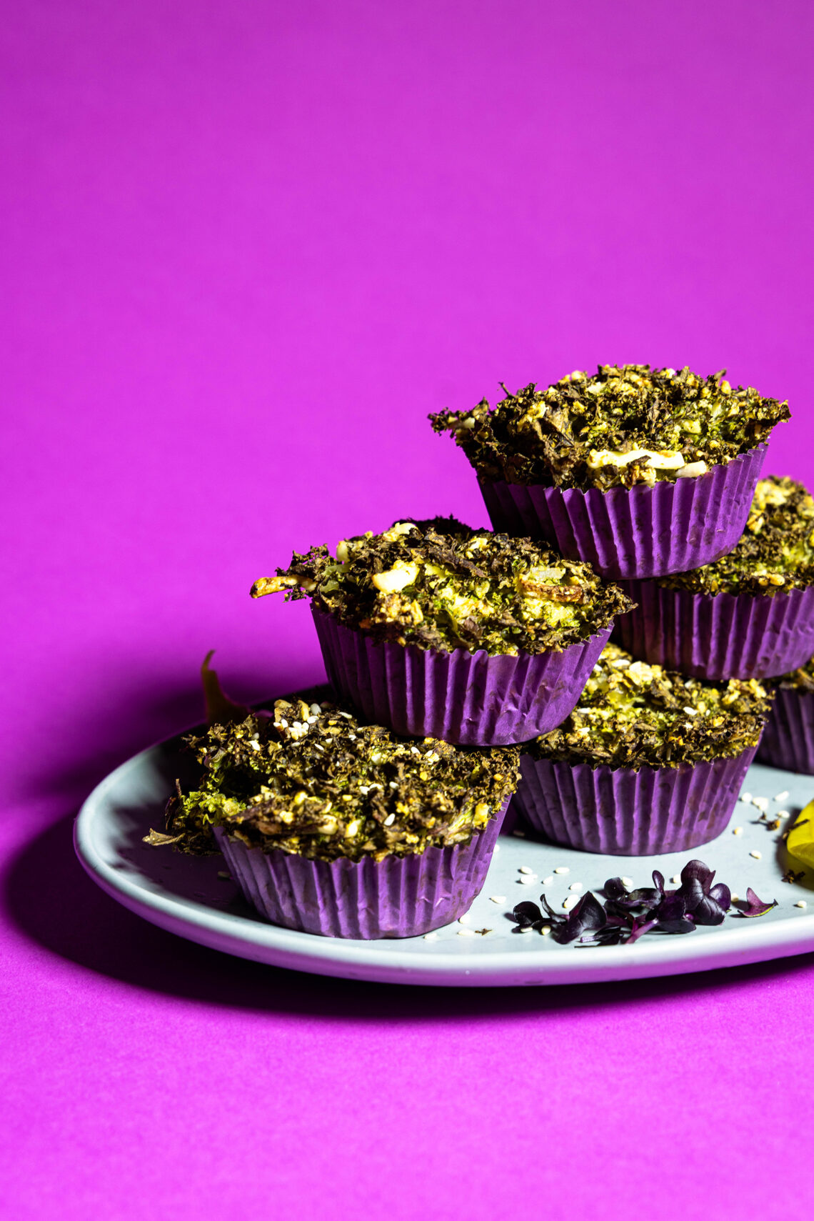 Grünkohl-Cupcakes, auf einem türkisen Teller gestapelt auf violettem Grund.