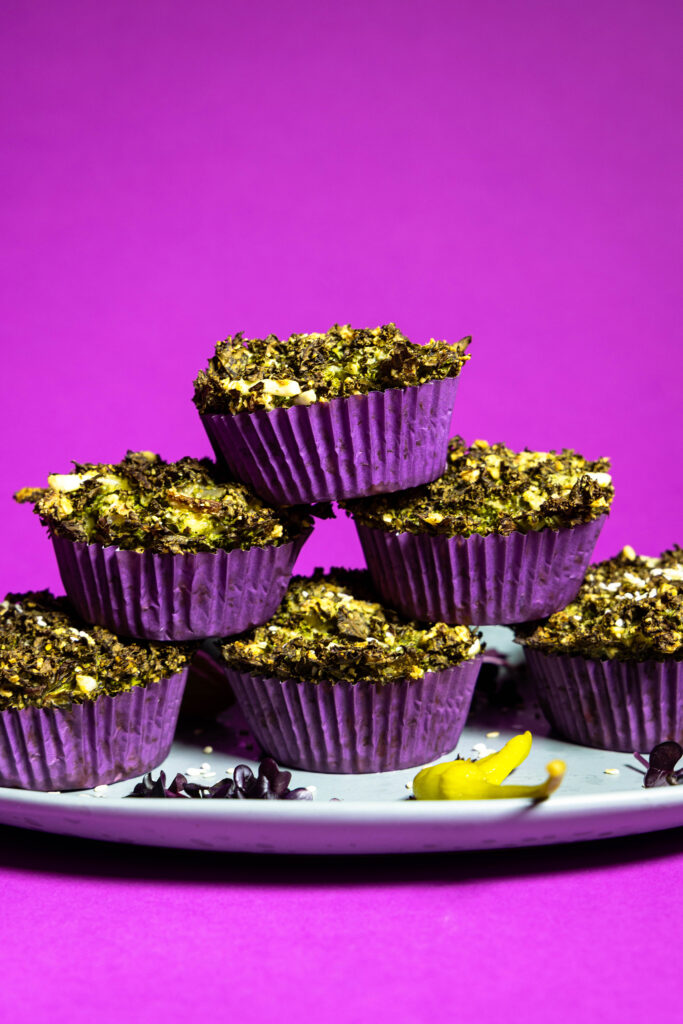 Grünkohl-Cupcakes, auf einem türkisen Teller gestapelt auf violettem Grund.