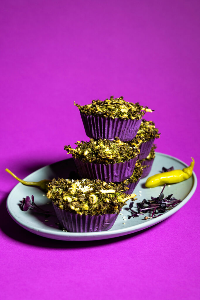 Grünkohl-Cupcakes, auf einem türkisen Teller gestapelt auf violettem Grund.