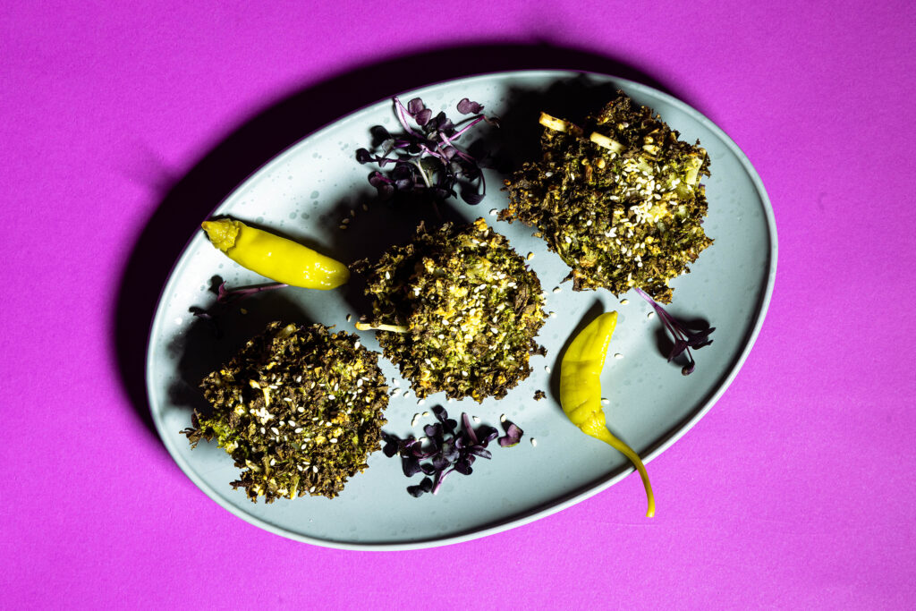 Grünkohl-Cupcakes auf einem türkisen Teller auf violettem Grund.