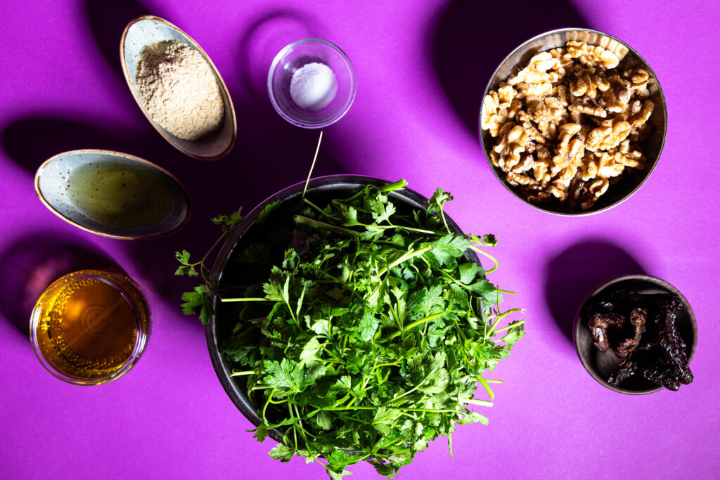 Alle Zutaten für das Petersilienpesto.