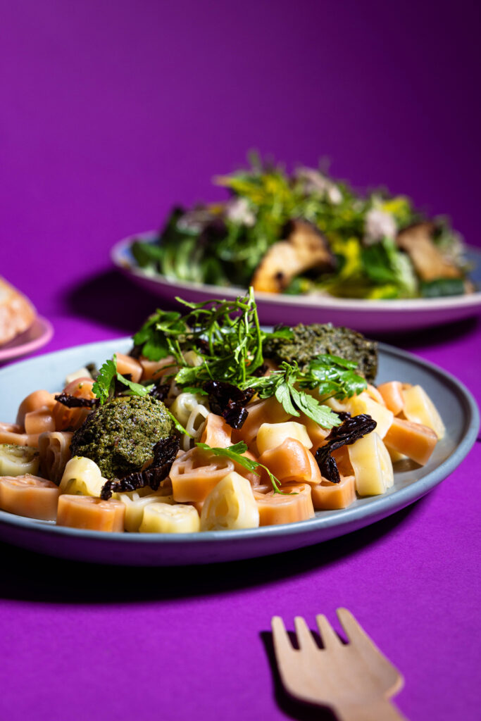 Petersilien-Walnuss-Tomaten-Pesto auf Herzchen-Pasta.