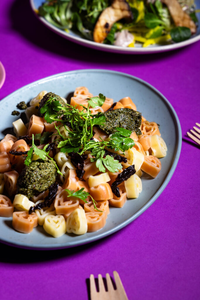 Petersilien-Walnuss-Tomaten-Pesto auf Herzchen-Pasta.