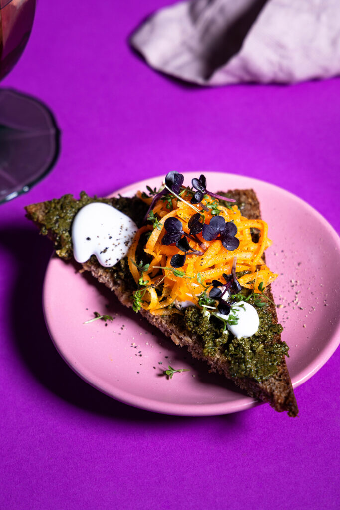 Petersilien-Walnuss-Tomaten-Pesto auf Schwarzbrot.