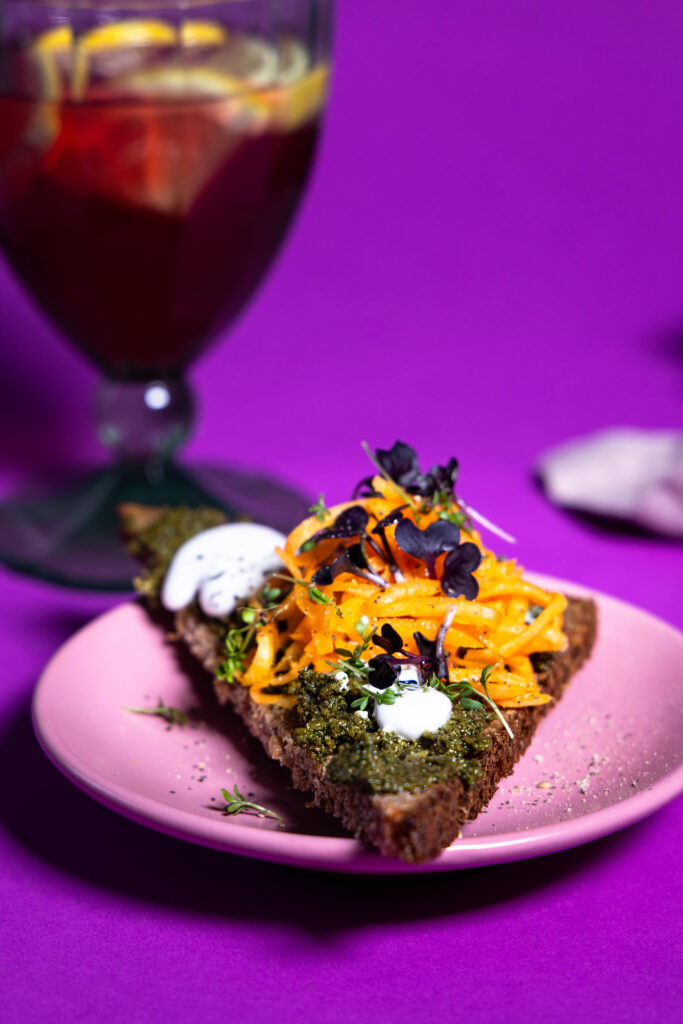 Petersilien-Walnuss-Tomaten-Pesto – auf Schwarzbrot mit Karotte und veganer Creme Fraiche