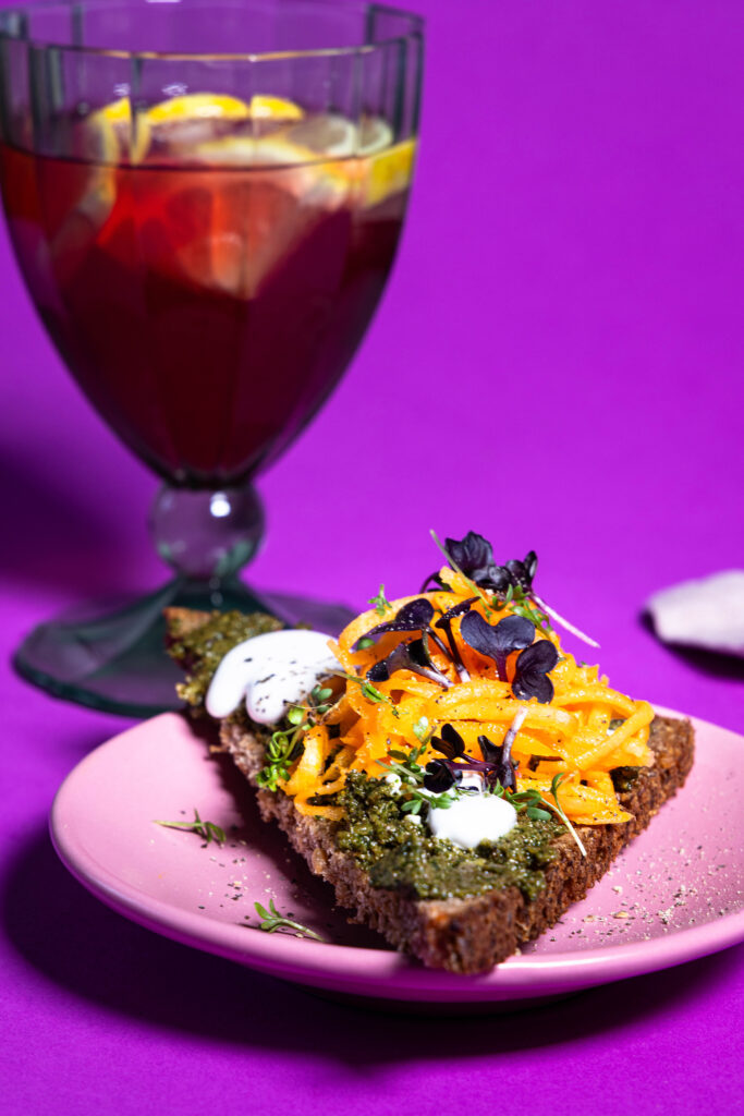 Petersilien-Walnuss-Tomaten-Pesto – auf Brot mir geriebenen Karotten